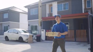 Pizza siparişi veren teslimatçı ön kapıdaki müşteriye gelir, teslimat servisi mutlu bir şekilde güler. 4k Uhd Sineması 'nda çekilmiştir. 