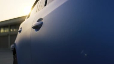 Kadın sistemlerinin eli araba sürmeden önce kapının kilidini açar, mavi hatchback aracının sokak yolunda araç yolculuğu. 4k Uhd Sinematik Görüntüler