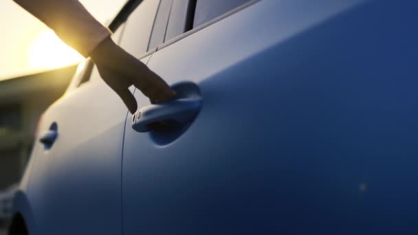 女性のシステムキーの手が遅い動きを運転する前に車のドアのロックを解除し 道路上の青いハッチバック車の車両輸送旅行 映画の映像 — ストック動画