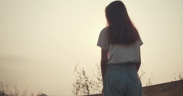 Lens Flare Smiling Young Asian Woman Wearing Hat Forest Mountain — Vídeo de Stock