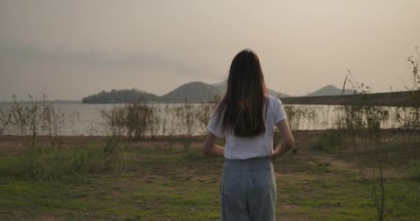 Камера Кадром Смолящая Молодая Женщина Бегущая Озеру Лесной Горной Реки — стоковое видео