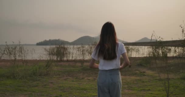 Camera Follow Shot Smiling Young Asian Woman Running Forest Mountain — Vídeo de Stock