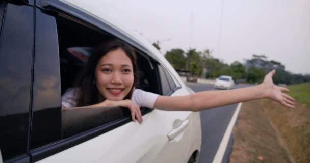 ハッチバック車旅行休日やリラクゼーションで日没時に車の中で若い女性の夏休みの道路の旅を運転雰囲気を取得し 宛先に移動します スローモーション C4K映像 — ストック動画