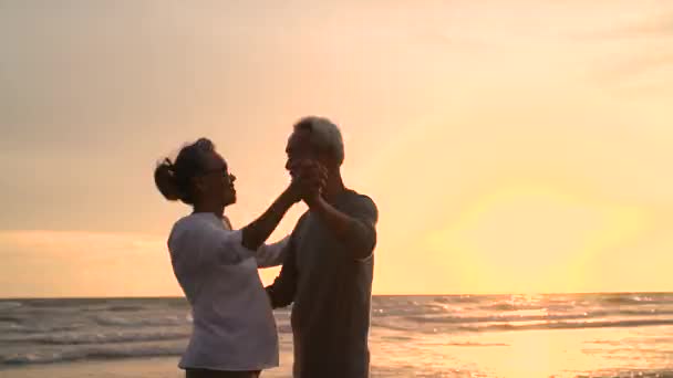 Pareja Asiática Anciano Jubilarse Descansando Relajarse Bailando Atardecer Playa Luna — Vídeos de Stock