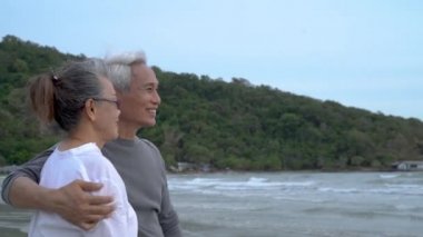 Asyalı yaşlı çift emekli oluyor. Gün batımında plaj balayı ailesinde sarılıyorlar. Birlikte mutlu mesut yaşıyorlar.