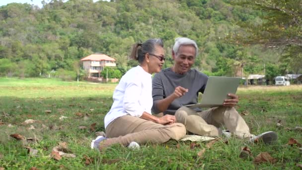 Asiatiska Par Äldre Pensionär Koppla Och Titta Bärbar Dator Teknik — Stockvideo