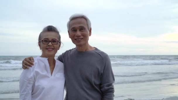 Asiático Casal Sênior Ancião Olhando Câmera Closeup Sol Praia Lua — Vídeo de Stock