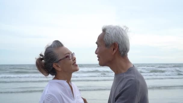 Азиатская Пара Пожилых Пенсионеров Отдых Расслабиться Целоваться Обнимать Закат Пляжа — стоковое видео