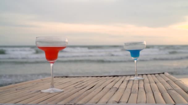 日落海滩时喝两杯葡萄酒或香槟 放松旅行慢镜头 — 图库视频影像