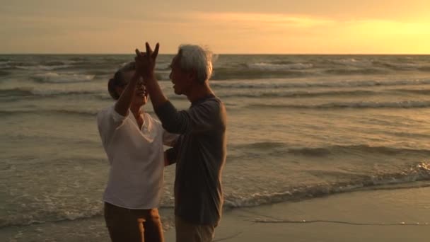 Ázsiai Pár Nyugdíjas Nyugdíjas Pihenés Pihenés Pihenés Tánc Naplemente Strand — Stock videók