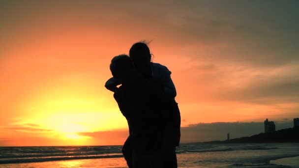 Couple Asiatique Aîné Retraite Piggyback Tour Coucher Soleil Plage Lune — Video