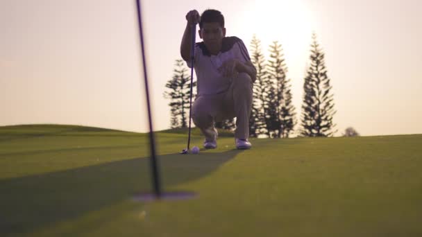 Golf Profesional Ponerse Verde Con Putter Golpear Pelota Golf Agujero — Vídeos de Stock