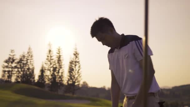 Caminhada Golfe Profissional Para Colocando Com Putter Bateu Bola Golfe — Vídeo de Stock