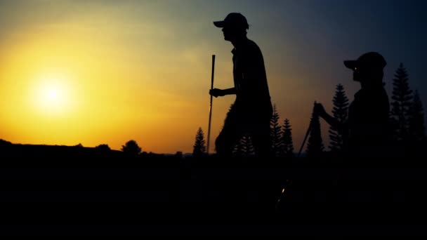 Silhuett Par Golfspelare Slå Föraren Sköt Par3 För Hål Turnering — Stockvideo