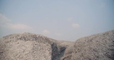Yavaş Hareketler, Rock Dağı molozlarında koşan patikayı kapatın yüksek atlama, sporcu fit kadın koşucular profesyonel açık hava koşucuları zor ve sağlıklı insanlara meydan okuyan yaşam tarzı