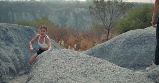 Slow Motion Trail Running Partners Helping Rock Mountain Climb Αθλητής — Αρχείο Βίντεο