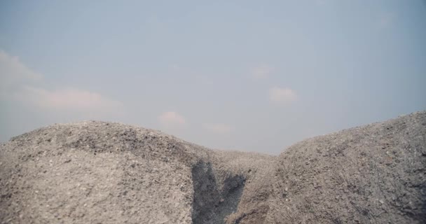 スローモーション 岩の山の瓦礫の中で実行している歩道を閉じる高いジャンプ アスリートフィット女性運動ランナープロの屋外困難と挑戦健康的な人々のライフスタイル — ストック動画