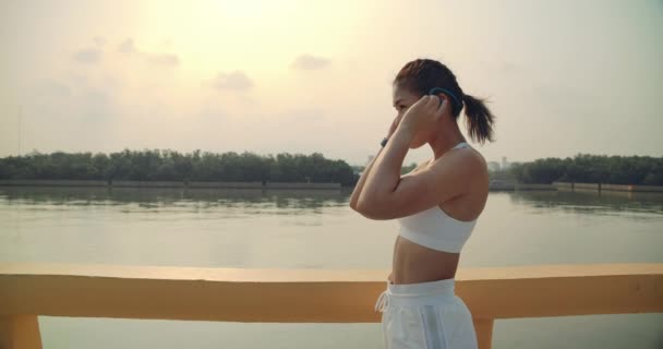 Slow Motion Vrouw Atleet Klaar Lopen Met Behulp Van Horloge — Stockvideo