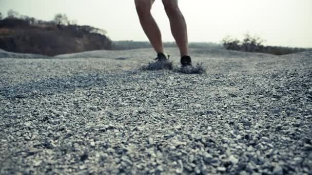 Super Slow Motion Close Trail Running Fels Bergrutsch Bremse Geröll — Stockvideo