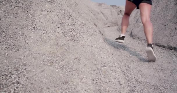 Movimiento Lento Primer Plano Trail Correr Montaña Roca Subir Atleta — Vídeo de stock