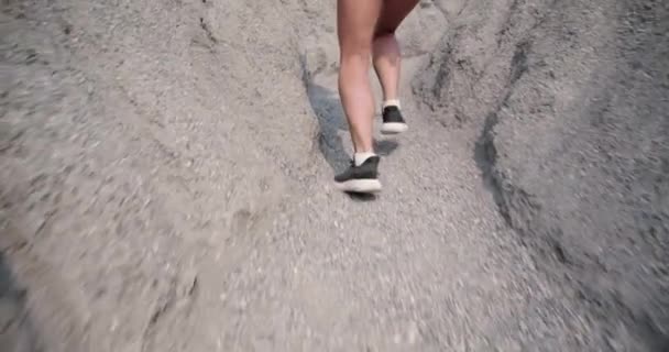 スローモーション 歩道を閉じる岩の山の中で実行中に登る アスリートフィット女性運動ランナー美しい自然でプロのアウトドア困難と挑戦健康的な人々のライフスタイル — ストック動画