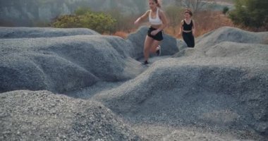 Yavaş Hareket, Patika Ortakları Kaya Dağı 'nda Koşan Atlet, iki kadın sporcuya uygun profesyonel sporcular güzel doğada profesyonel koşucular zor ve sağlıklı insanların yaşam tarzına meydan okuyor