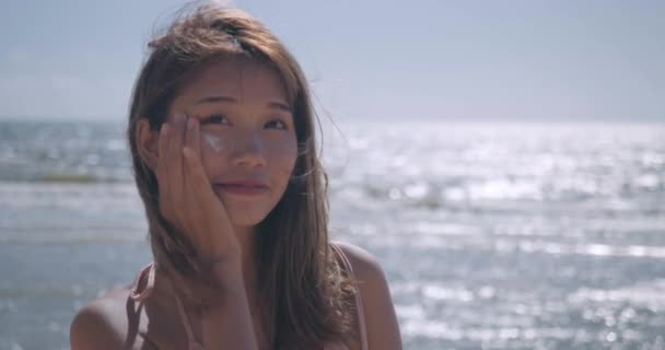 Mulher Aplicando Protetor Solar Hidratante Proteção Loção Biquíni Sexy Praia — Vídeo de Stock