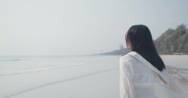 Retrato Bela Jovem Asiática Andar Desfrutar Vida Praia Feliz Liberdade — Vídeo de Stock