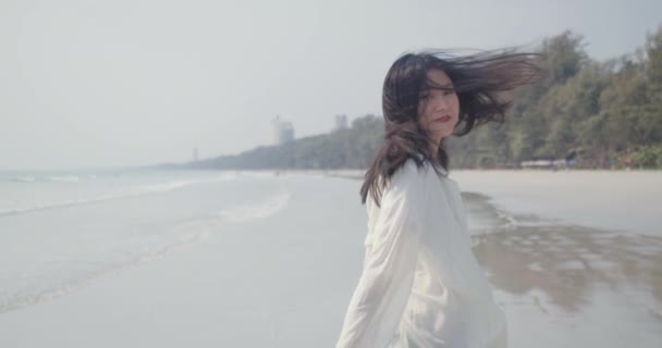 ポートレート美しい若いアジアの女性がビーチでの生活を楽しむ幸せな旅行の自由リラックスした人々のライフスタイル 4Kスローモーション映画カメラの映像 — ストック動画