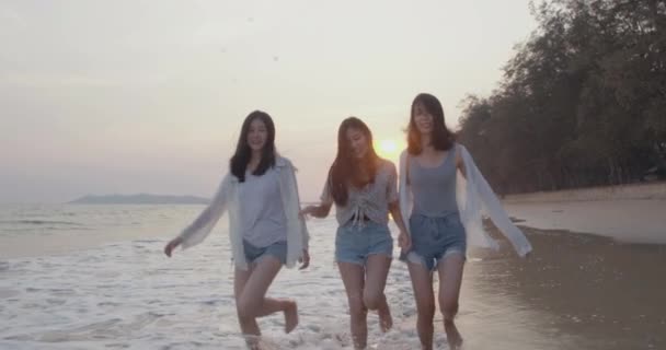 Smiling Happy Asian Friends Women Running Jumping Together Seaside Beach — Stok Video