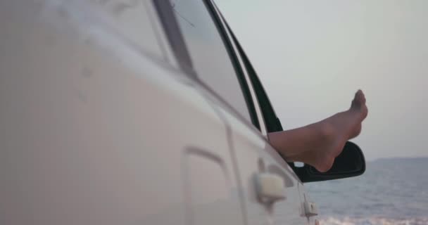 Close Gesto Descalço Relaxando Mulher Com Carro Dirigindo Praia Transporte — Vídeo de Stock