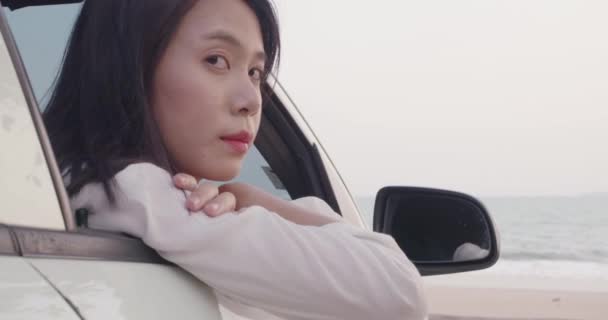 Foto Bahagia Tersenyum Pada Wanita Muda Asia Dengan Mobil Mengemudi — Stok Video
