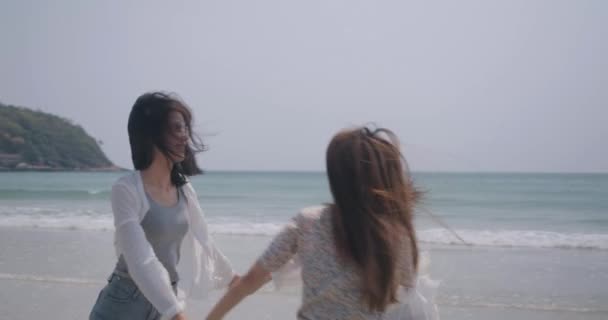 Gülümseyen Asyalı Arkadaş Grubu Sahilde Ele Tutuşan Kadınlar Yaz Tatili — Stok video