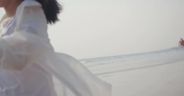 Sevgililer Lgbt Genç Asyalı Çiftler Sahilde Kovalamaca Oynuyorlar Özgürlük Dinlenme — Stok video