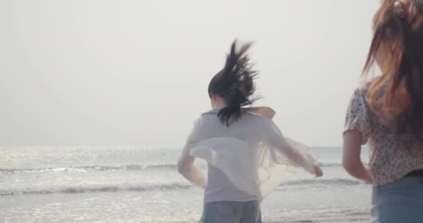 Дівчата Пара Лгбт Молодих Азіатських Бігають Граючи Приморському Пляжі Релаксація — стокове відео