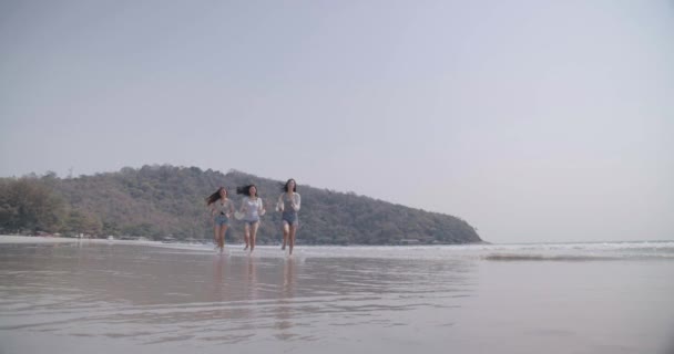 Smiling Happy Asian Friends Women Running Salmping Together Seaside Beach — Vídeo de stock