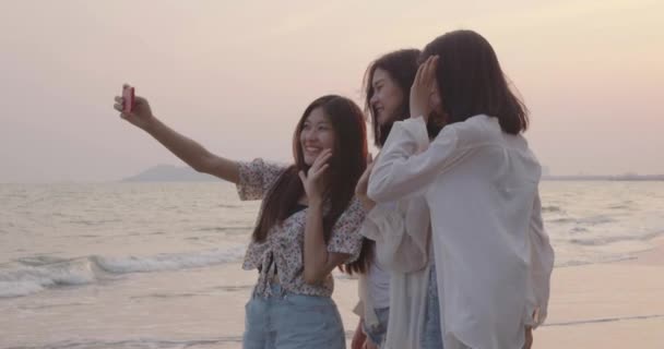 Kamera Selfie Smartphone Dengan Teman Teman Kelompok Wanita Muda Mengambil — Stok Video