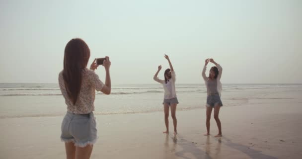 Sorridente Happy Group Young Women Take Photo Smartphone Friends Dance — Video Stock