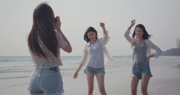 Счастливая Группа Молодых Женщин Снимает Фотоаппарат Друзьями Танцуют Свободу Пляже — стоковое видео