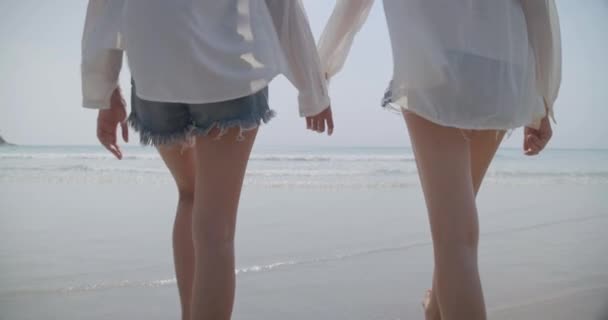 Close Melhores Amigos Mulheres Jovens Segurando Mãos Caminhando Para Praia — Vídeo de Stock