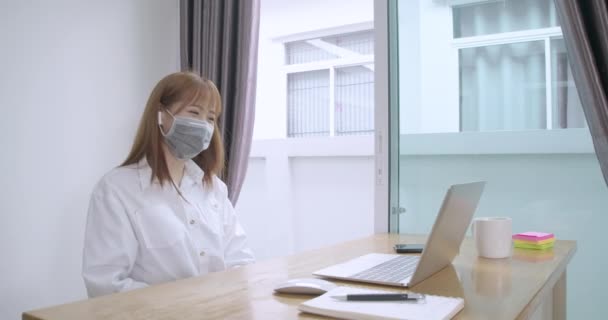 Feliz Jovem Asiático Mulher Assistindo Vídeo Show Rindo Com Laptop — Vídeo de Stock