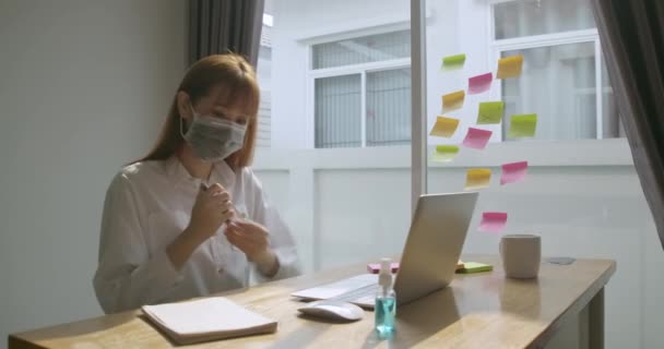 家庭のオンライン教育から働くマスクを身に着けているアジアの女性 Covid 19のためのコロナウイルス検疫の普及を防止 リスクを軽減するために社会からの自己分離 — ストック動画