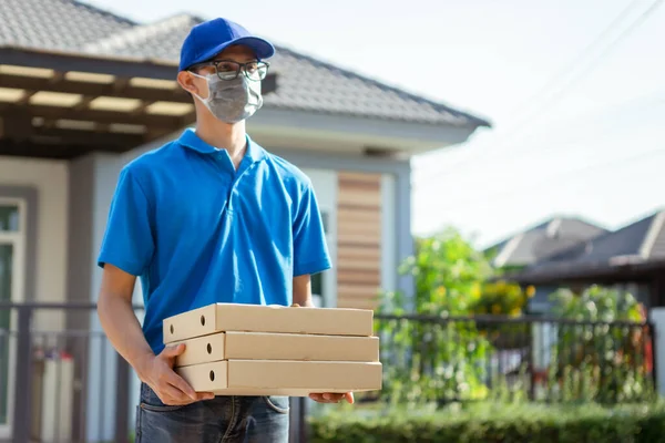 Азійська Людина Одягнена Маску Відправляє Піцу Ресторанної Захисної Пандемії Гарячку — стокове фото