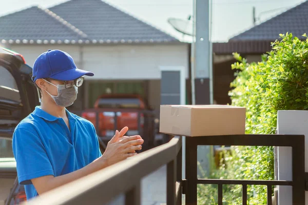 Asiatischer Zusteller Mit Maske Schickt Ein Paket Indem Vor Der — Stockfoto