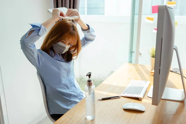 Mujer Asiática Que Usa Mascarilla Que Trabaja Desde Casa Estresado — Foto de Stock