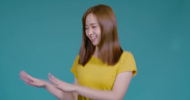 Zâmbind Destul Tânără Asiatică Femeie Dansând Aloha Muzică Petrecere Având — Videoclip de stoc