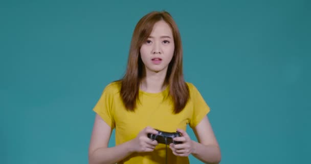 Намеренный Геймер Спорт Молодой Азиатской Женщины Играющей Игры Джойстиком Желтой — стоковое видео