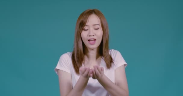 Happy Asain Kobieta Uroczystości Dmuchanie Brokat Confetti Party Efekt Jej — Wideo stockowe