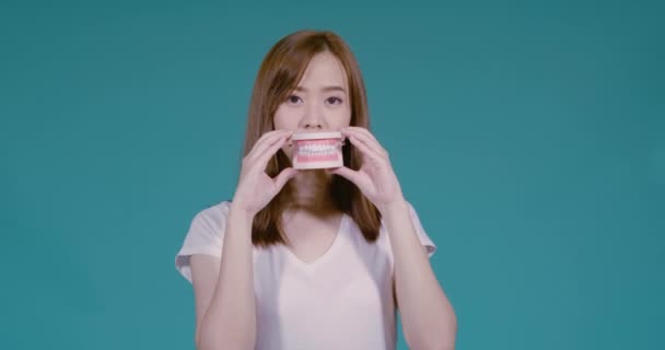 Feliz Jovem Asiático Mulher Mostrando Bonito Dentes Sorrindo Apontando Odontologia — Vídeo de Stock