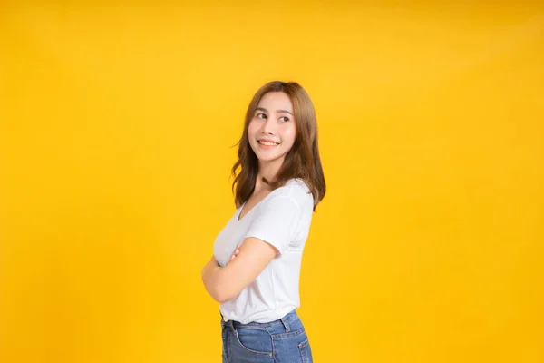 Retrato Feliz Jovem Asiático Mulher Sorrindo Olhando Lado Apresentação Qualquer — Fotografia de Stock